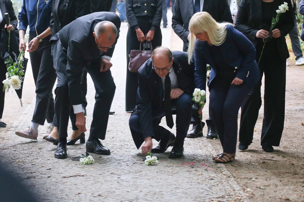 Kanzler Merz, Innenminister Dobrindt und Berliner Senatorin für Inneres Spranger legen Blumen in der Nähe des Anschlagsorts nieder.