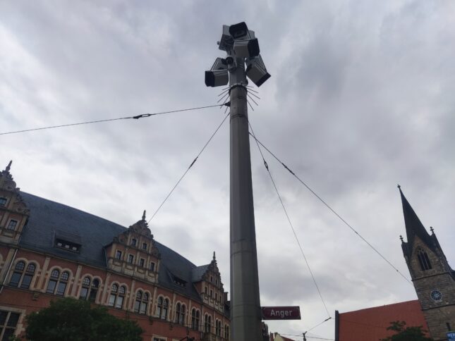 Ein Stadtplatz mit einem Kameraturm.