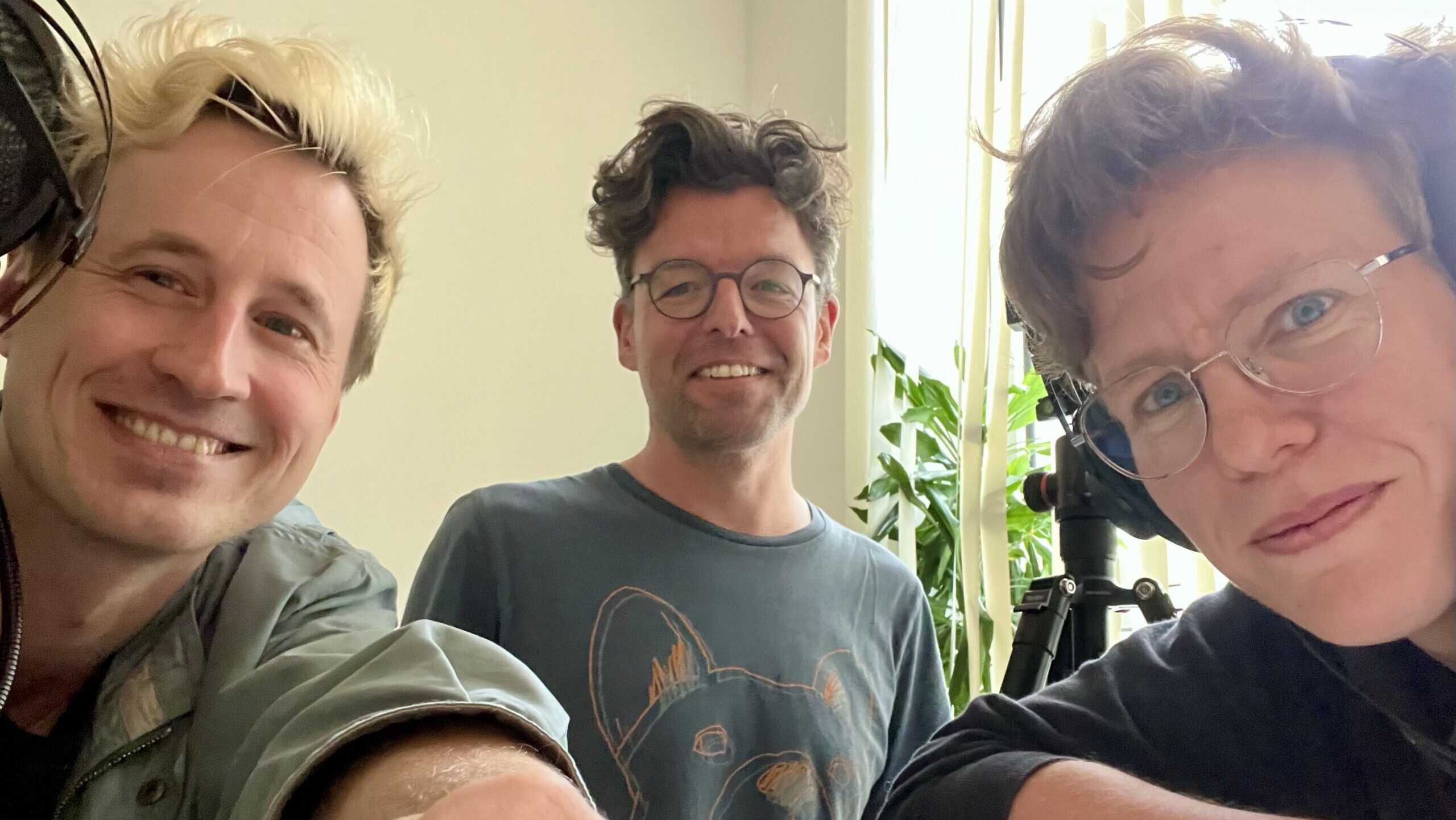 Ingo, Daniel und anna machen ein Selfie im Podcast-Raum