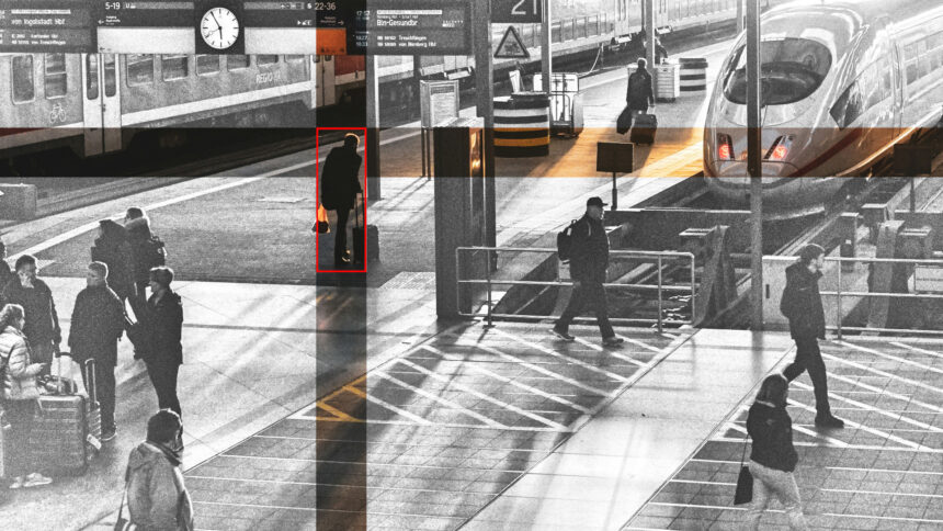 Eine graue Bahnhofsszene, ein farbiges Kreuz markiert eine Person.