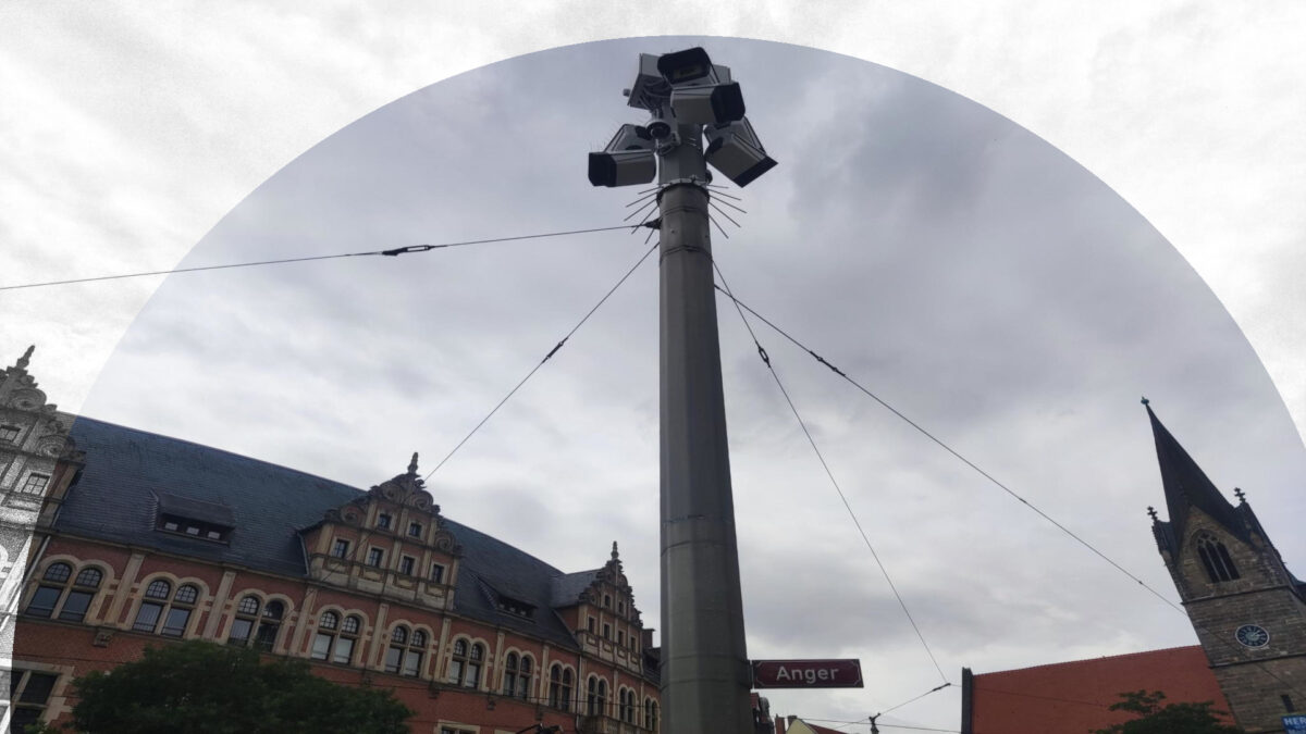 Ein Kameraturm vor grauem Himmel