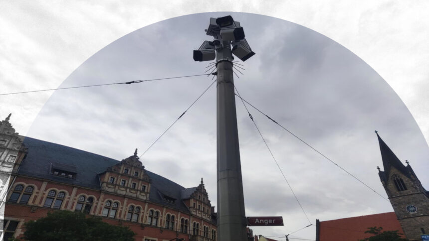 Ein Kameraturm vor grauem Himmel