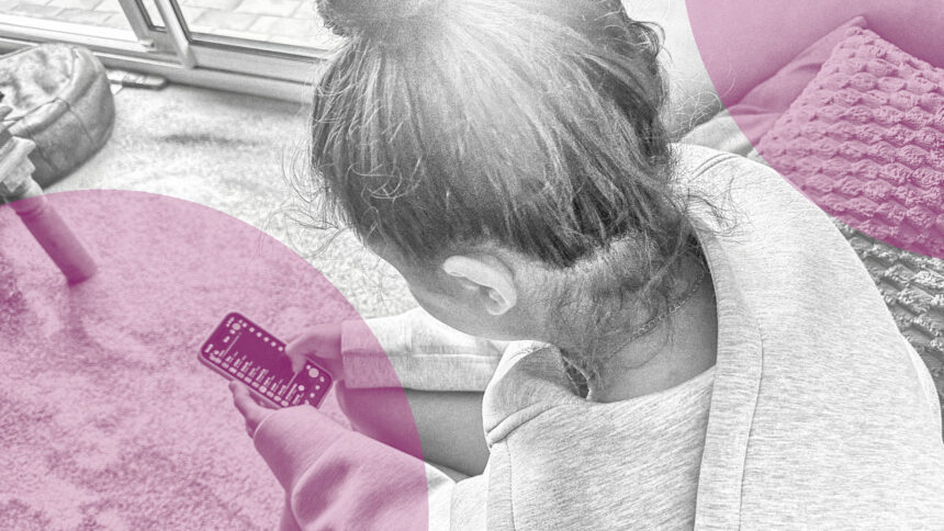 Eine Teenagerin mit Smartphone in der Hand