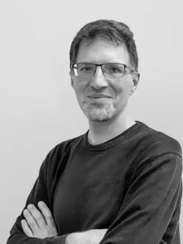 Porträt einer Person mit kurzen Haaren und Brille