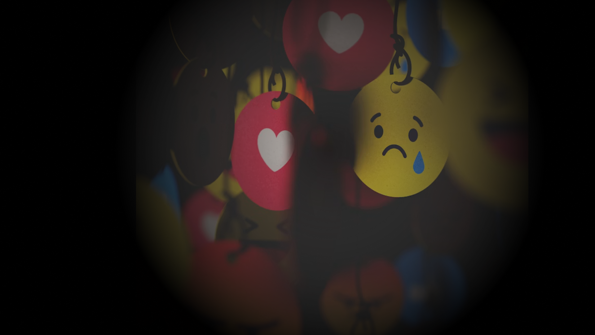 Herzen und Emojis mit unterschiedlichen Emotionen hängen an langen Fäden