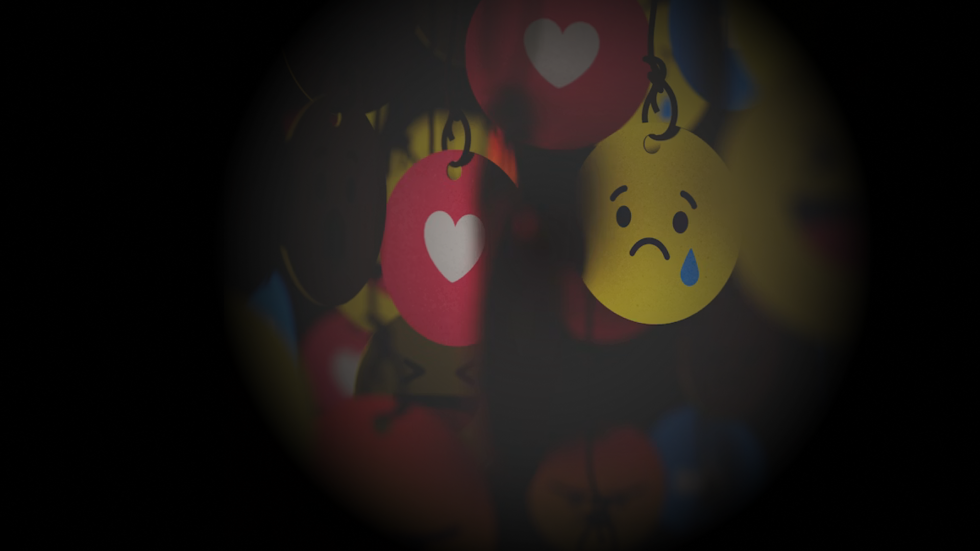 Herzen und Emojis mit unterschiedlichen Emotionen hängen an langen Fäden