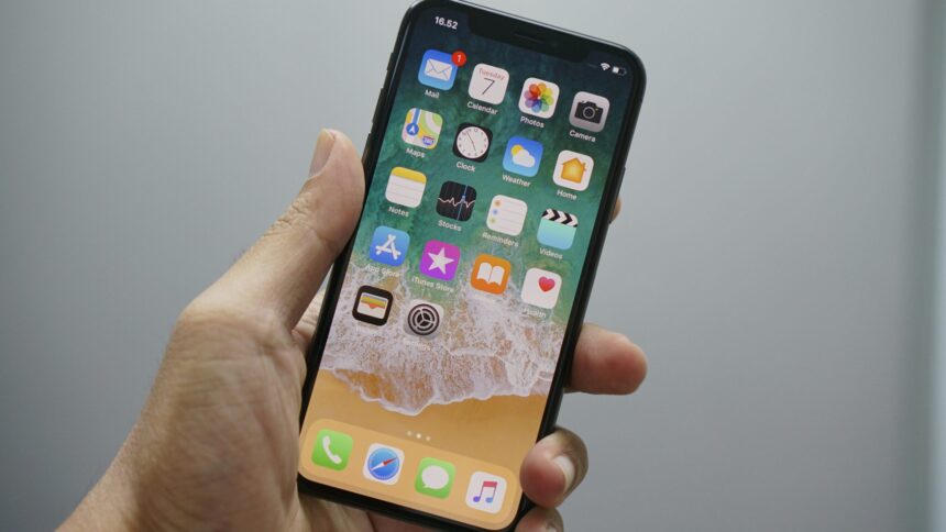 eine Hand hält ein entsperrte iPhone