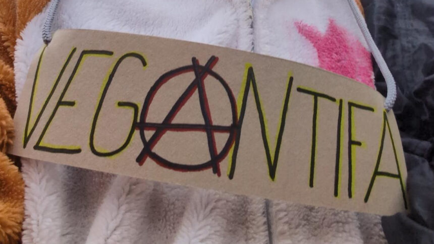 Ein Schild auf dem steht "Vegantifa". Das A ist eingekreist.