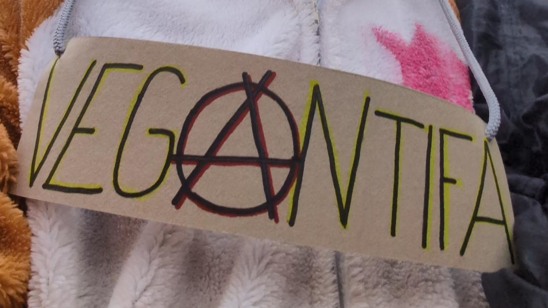 Ein Schild auf dem steht "Vegantifa". Das A ist eingekreist.