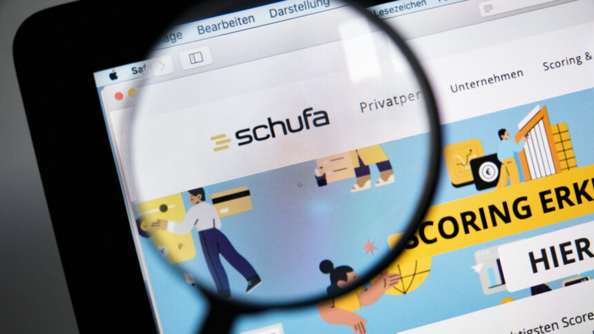 Lupe schaut auf Schufa-Webseite
