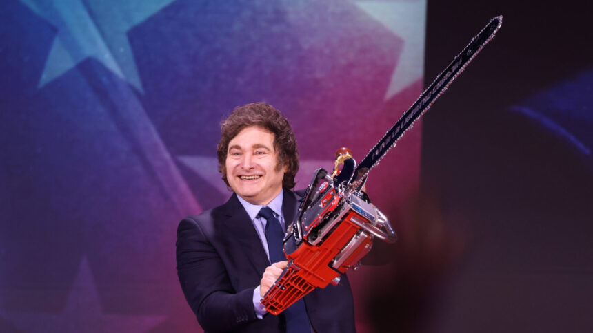 Mann in Anzug mit Locken und sonderbaren Kotletten und einer Motorsäge in der Hand