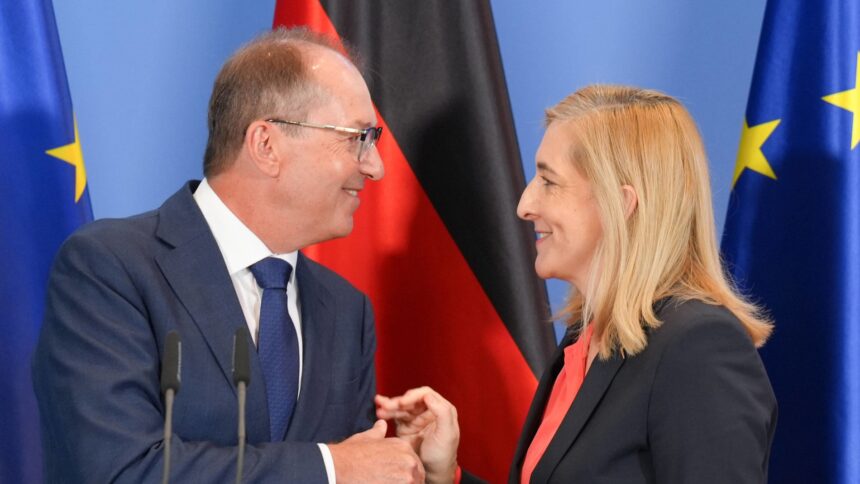Bundesministerin Nina Warken und Innenminister Alexander Dobrindt blicken sich an