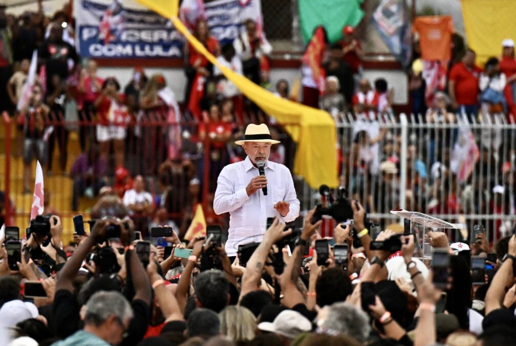 Luiz Inacio Lula da Silva vor einer Menge, die Kameras auf ihn richtet