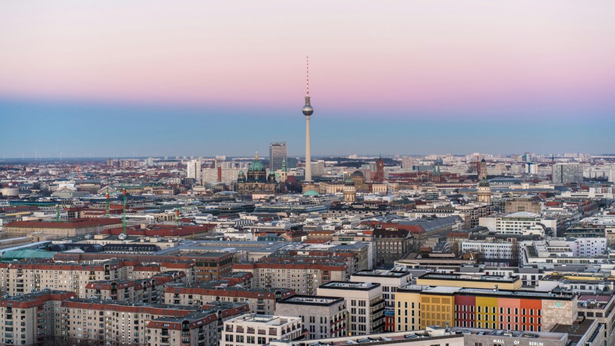 Ein Panoramabild von Berlin mit dem Fernsehturm in der Mitte.