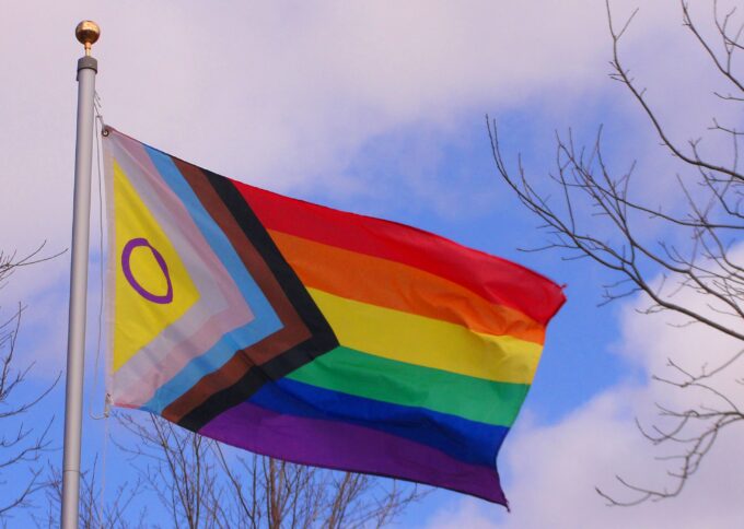 Regenbogenflagge im Wind