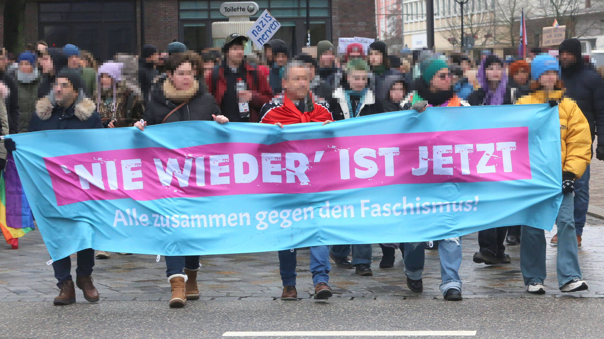 Frontransparent einer Demo: "Nie wieder ist jetzt"