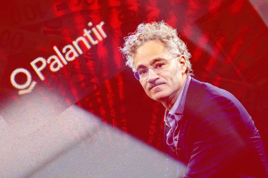 Alex Karp, Palantir-CEO, vor einem rot leuchtendem Hintergrund.