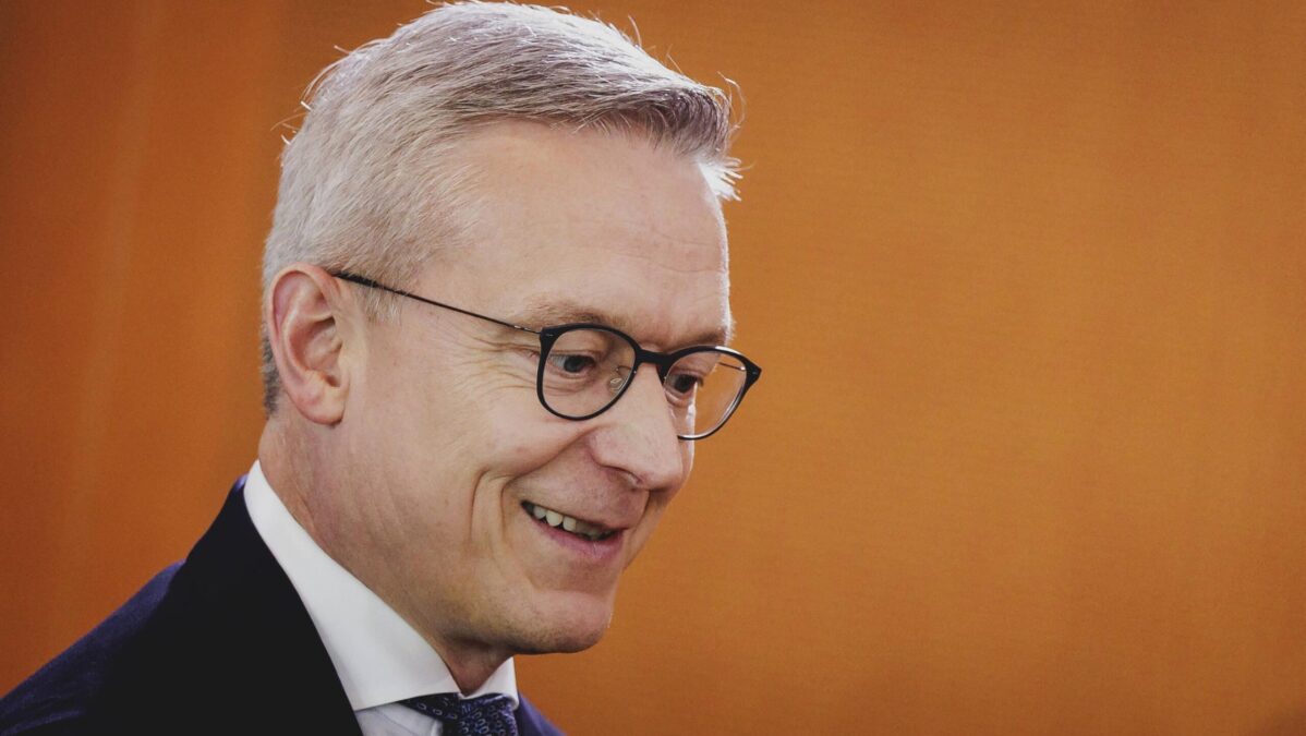 Karsten Wildberger lächelnd im Halbprofil