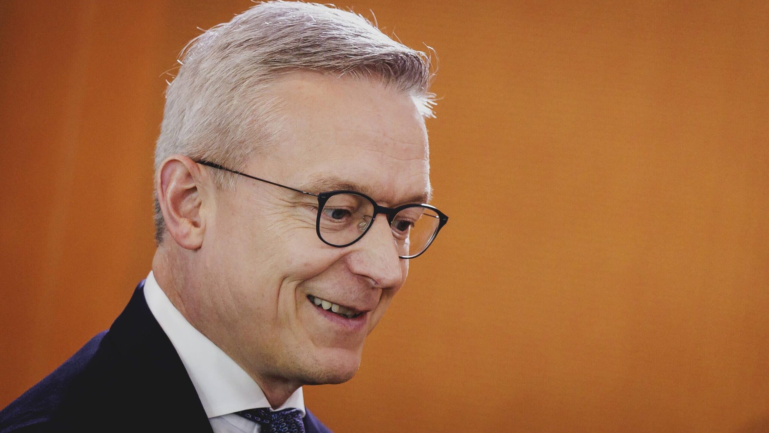 Karsten Wildberger lächelnd im Halbprofil