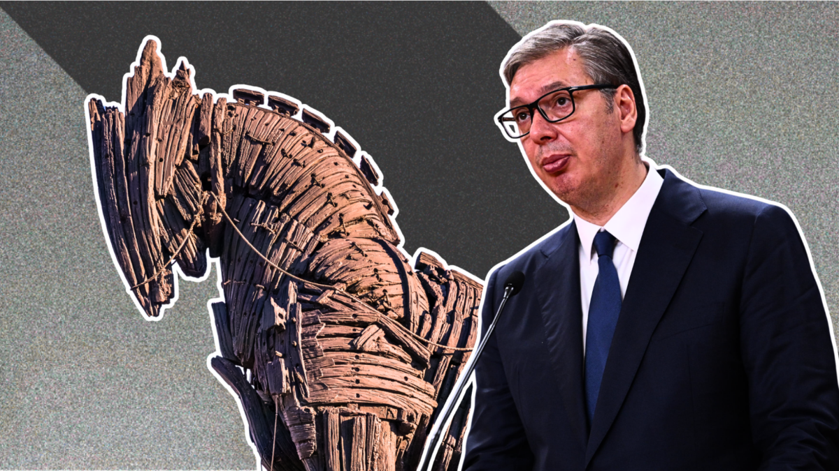 Trojanisches Pferd aus Holz und Serbiens Präsident Aleksandar Vučić