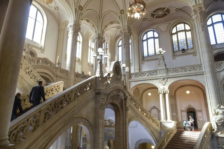 Perspektive eines hohen Eingangsbereichs im Jugendstil.