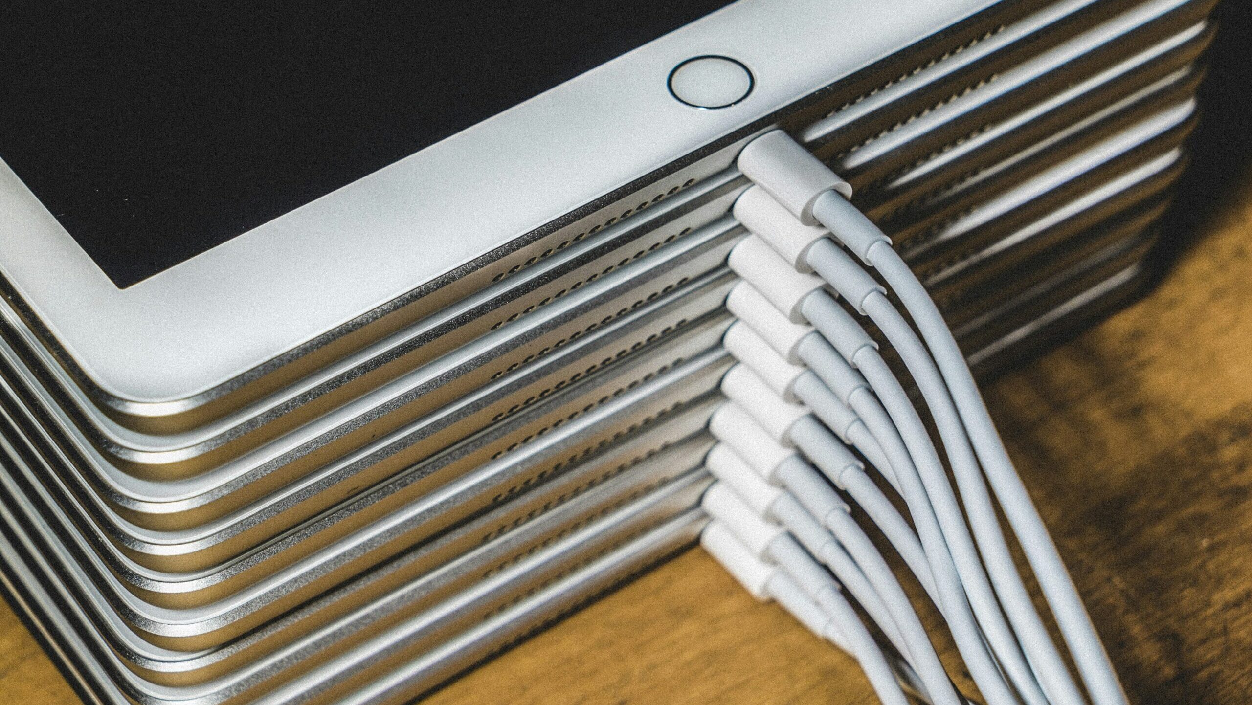 Ein Stapel veralteter iPads mit Steckern