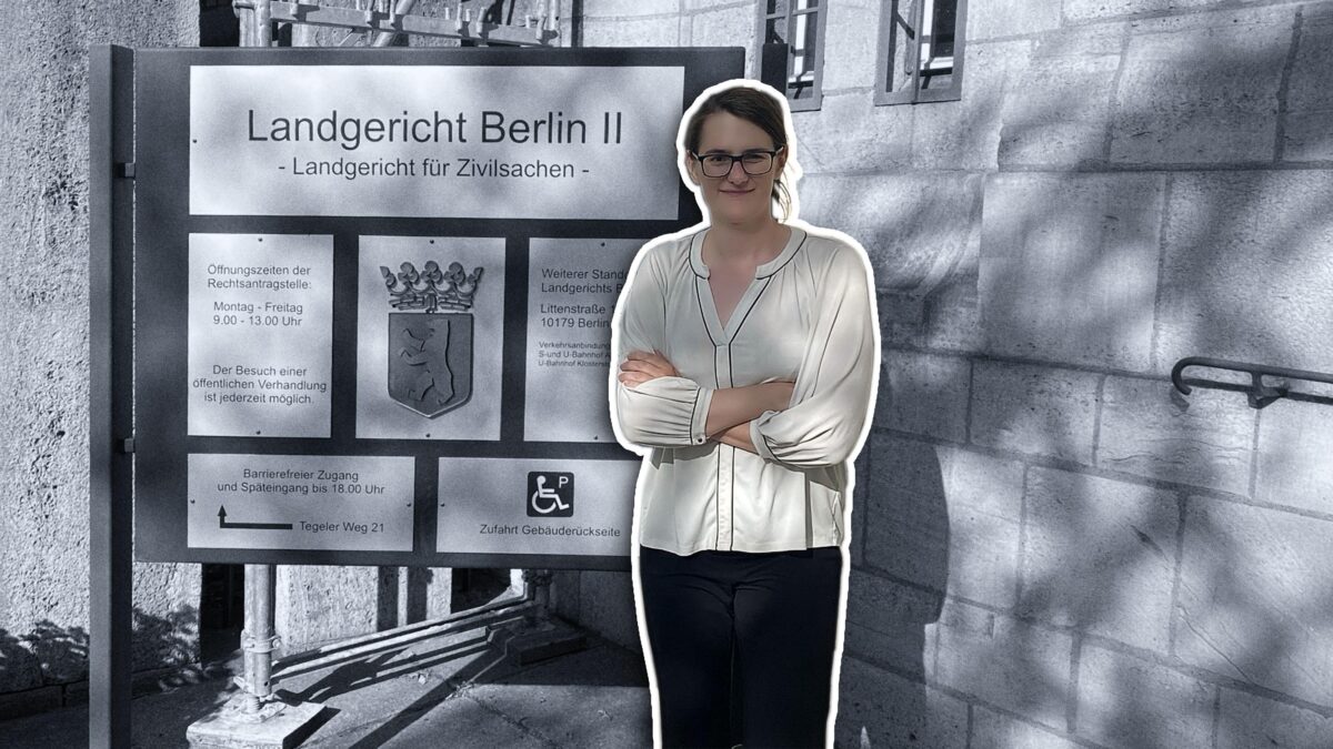 Lilith Wittmann vor dem Schild des Landgerichts II Berlin