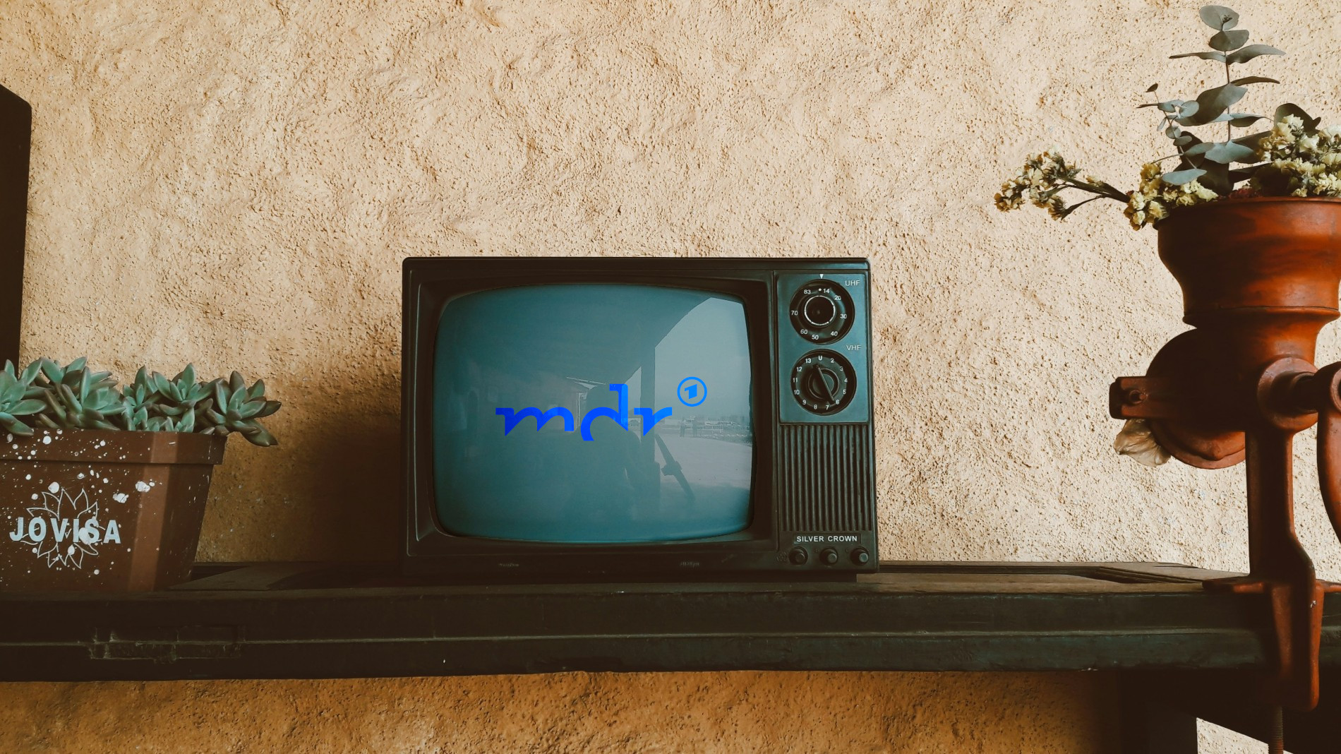 Ein ausgeschalteter Fernseher mit mdr-Logo auf einem Regalbrett