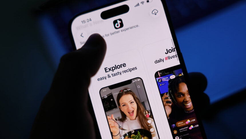 Handy mit geöffneter TikTok-App