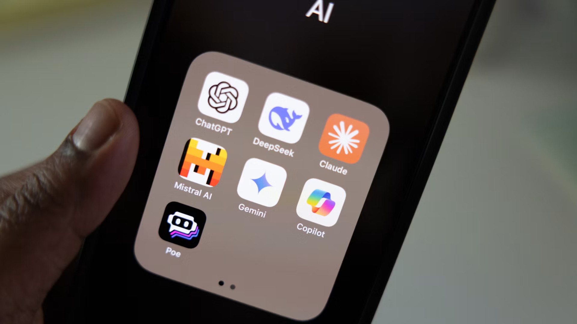 Die Apps verschiedener KI-Chatbots, darunter ChatGPT, Claude, Gemini und DeepSeek.