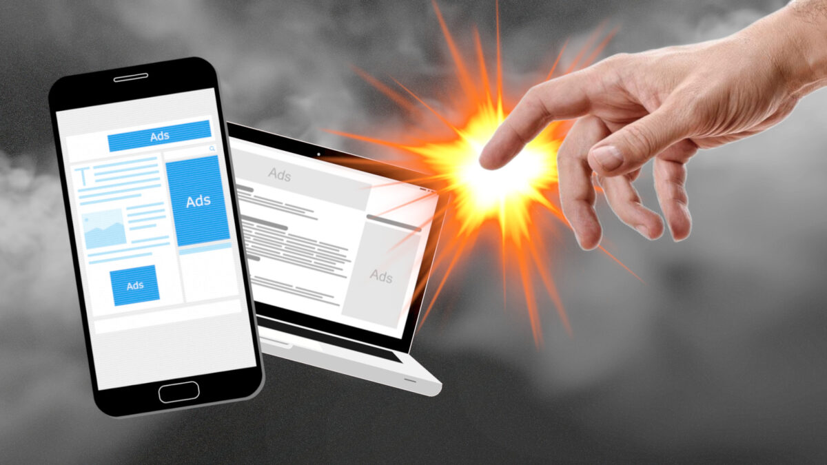 Laptop und Smartphone mit Werbe-Anzeigen. Eine Hand streckt sich danach aus. Ein Funke erhellt den ausgestreckten Zeigefinger.