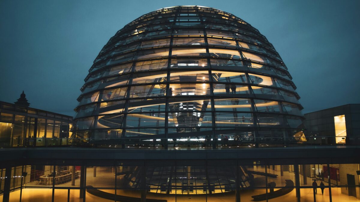 Die Glaskuppel des Bundestages in der Abenddämmerung