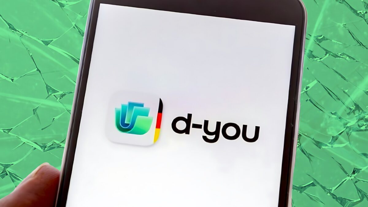 Ein Smartphone mit dem d-you-Logo, im Hintergrund eine grünfarbene gesplitterte Glasscheibe