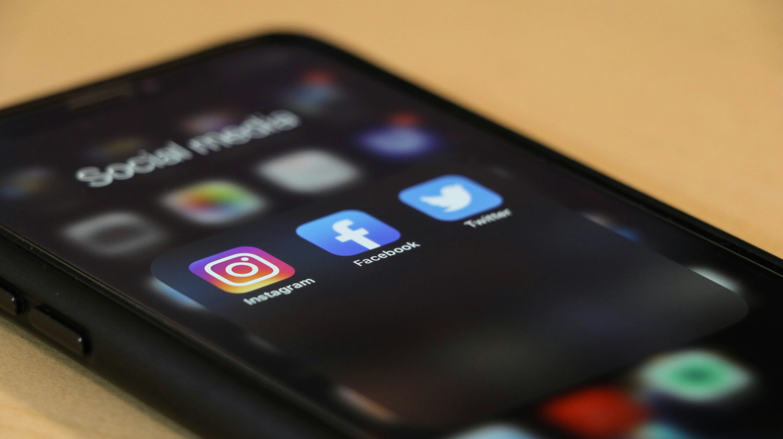 Smartphone mit Facebook- und Instagram-Icons