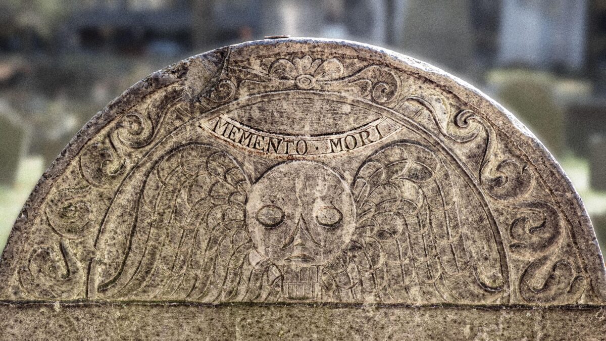 Grabstein mit der Aufschrift "memento mori"