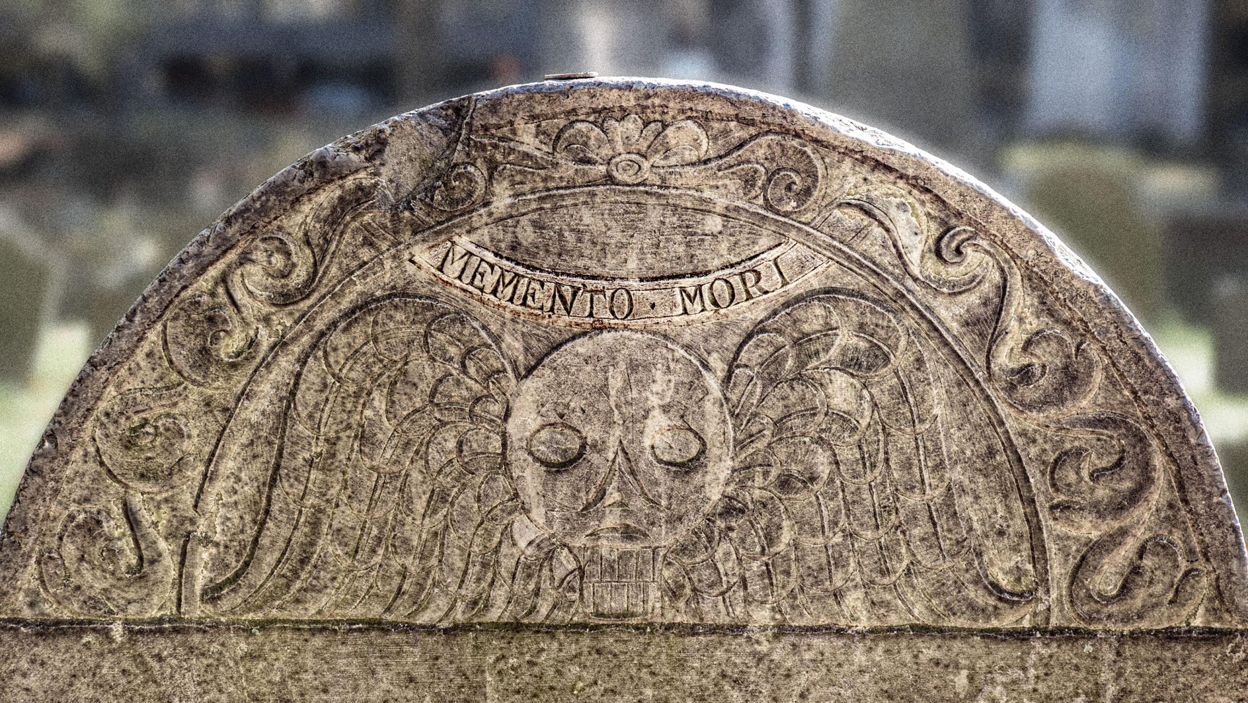 Grabstein mit der Aufschrift "memento mori"