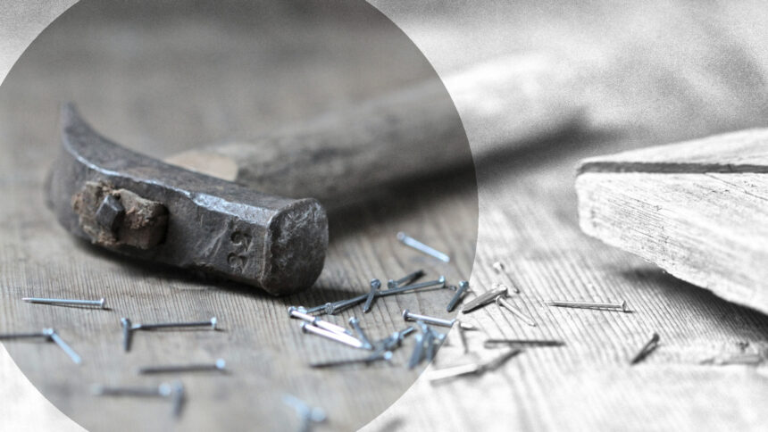 Ein Hammer und Nägel.
