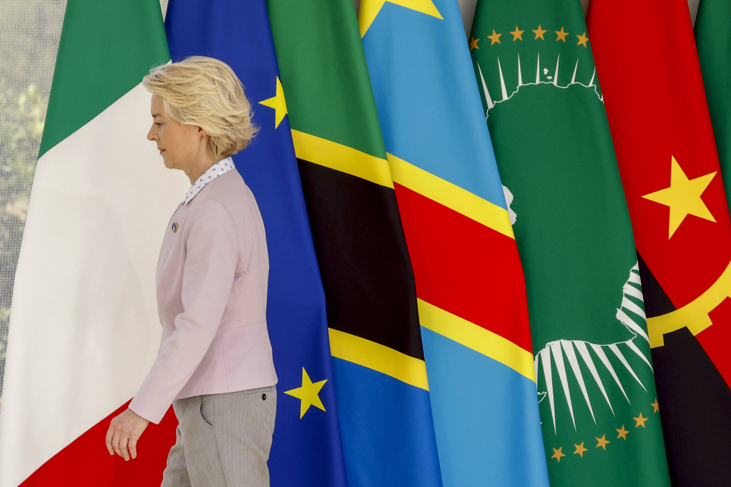Ursula von der Leyen vor mehreren afrikanischen und europäischen Flaggen