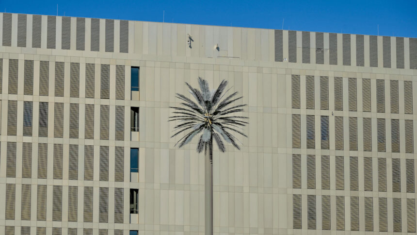 Die Fassade des BND-Gebäudes in Berlin, davor eine Palme