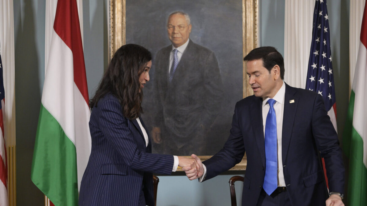 Marco Rubio und Anita Orban vor US- und Ungarn-Flaggen.