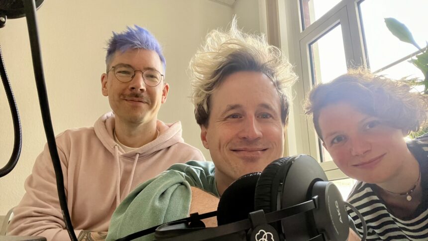 Drei Menschen mit Podcast-Equipment