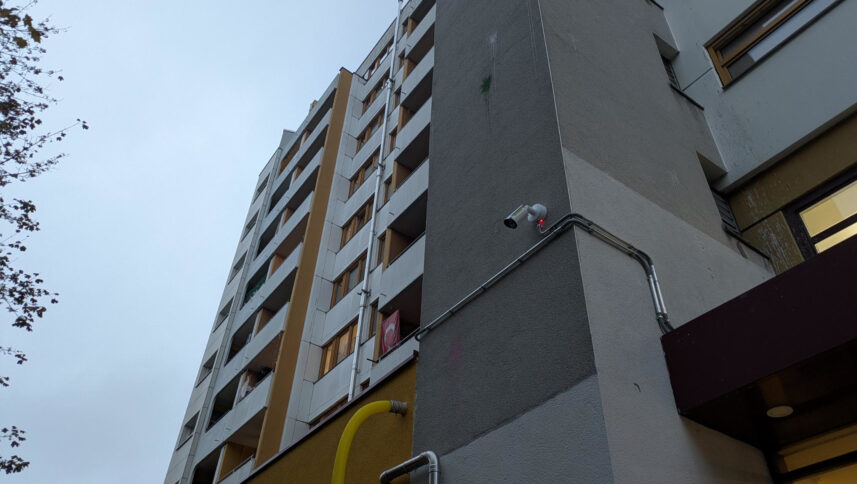 Ein Wohnblock mit einer Kamera daran.