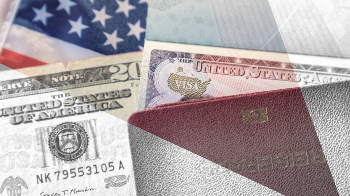 Das Symbolbild zeigt unter anderem einen Reisepass, eine US-Flagge und eine US-Dollarnote.
