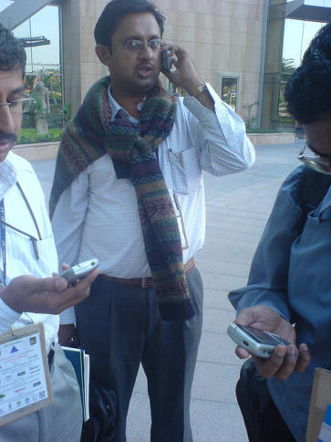 Rebellengruppe mit Blackberries - Foto von Toufeeq Hussain, Lizenz CC-BY-SA