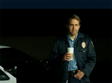 Dank PreCrime-Software von IBM wartet der Cop mit Kaffee am Tatort (Screenshot von einem IBM-Werbefilm für das System "Blue Crush").