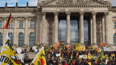 Könnten vom Inlandsgeheimdienst als "Extremisten" gespeichert werden: Teilnehmende an einer Anti-Atom-Demo in Berlin.