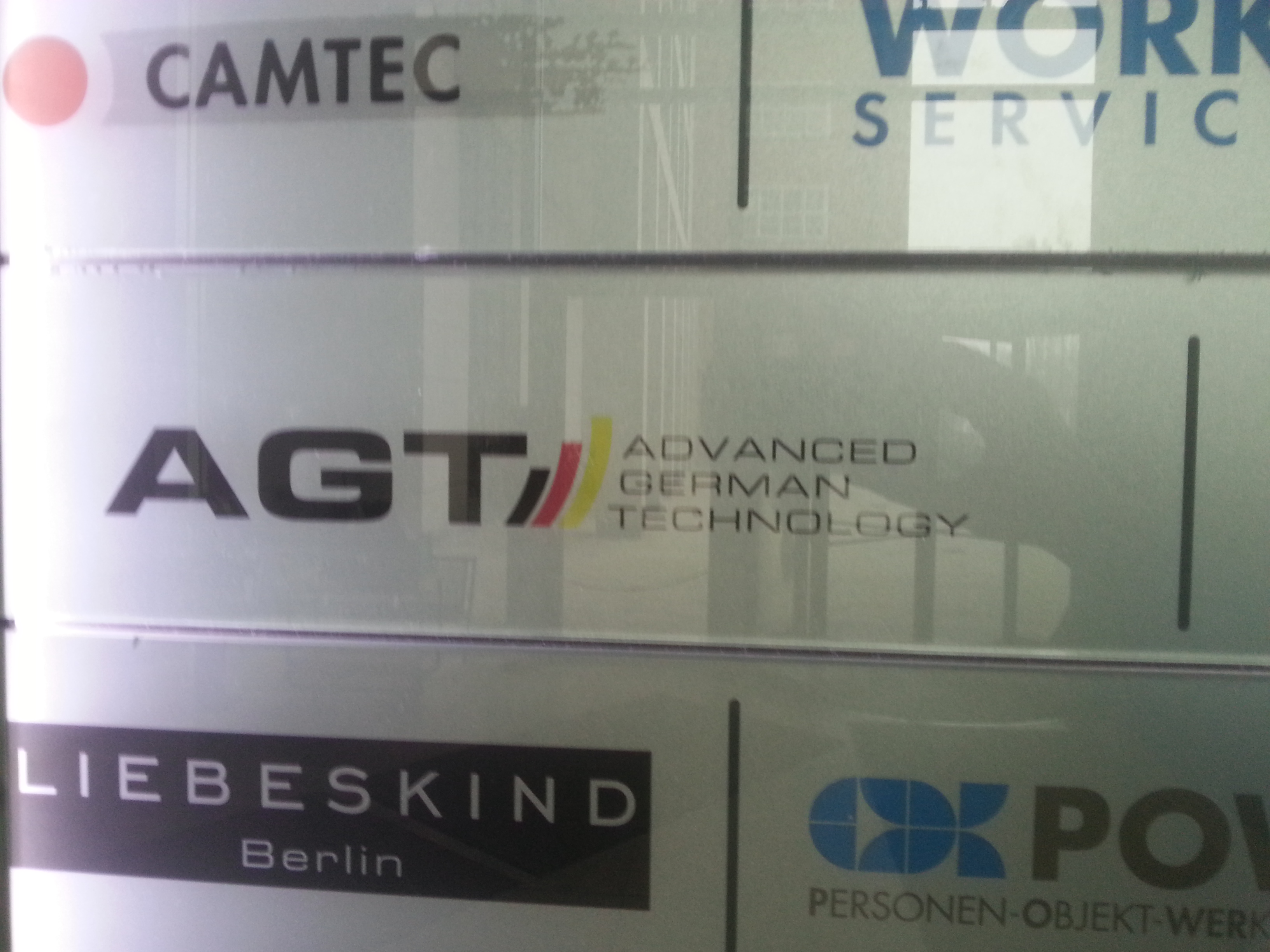 Firmenschild im Allianz-Tower in Berlin.