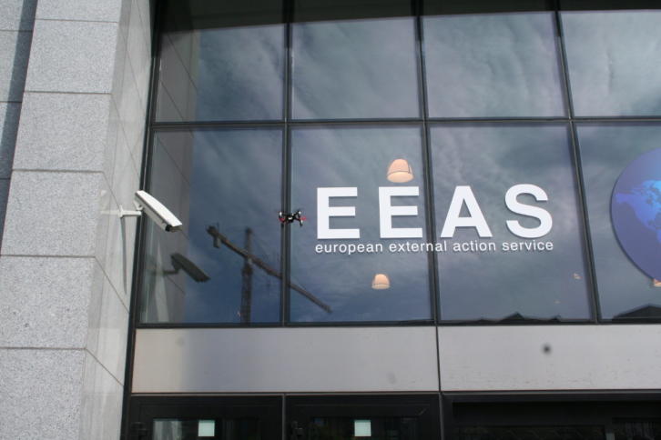 Wunderbare Aktion bei Freedom Not Fear 2013 in Brüssel: Ein Quadrokopter beim Auswärtigen Dienst, der im Dezember über EU-Drohnen beschließen lassen will