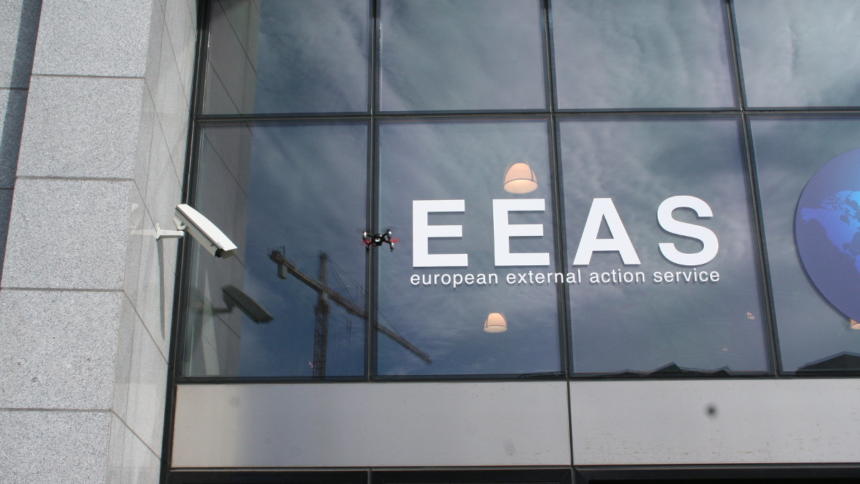 Wunderbare Aktion bei Freedom Not Fear 2013 in Brüssel: Ein Quadrokopter beim Auswärtigen Dienst, der im Dezember über EU-Drohnen beschließen lassen will
