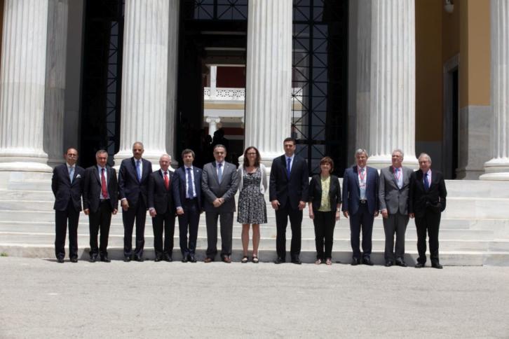 Wer würde diesen Leuten den EU-US-Datenschutz in die Hände legen? "Familienfoto" des "EU-US-Ministertreffens" in Athen.